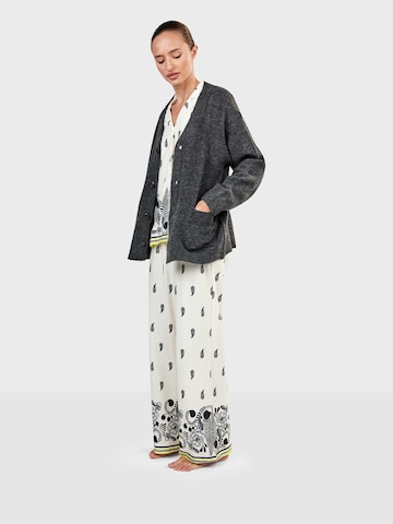 Gisela - Cárdigan en gris: lado