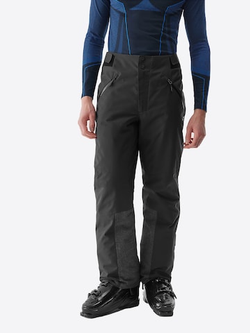 4F Regularen Outdoor hlače | črna barva: sprednja stran