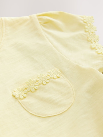 Tricou de la Next pe galben