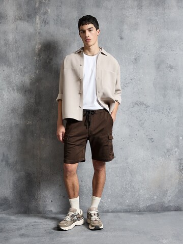 Bershka Regular Shorts in Braun