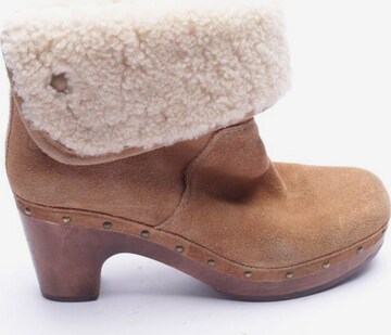 UGG Dress Boots in 37 in Brown: front