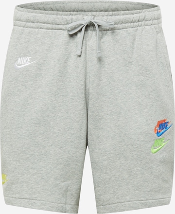 Nike Sportswear Shorts in Grau: front