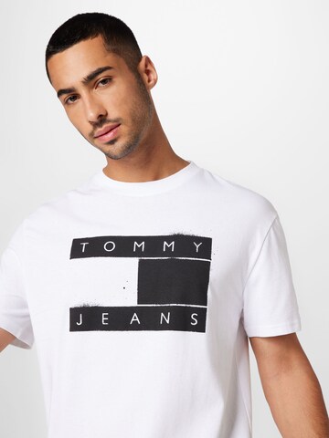 Tricou de la Tommy Jeans pe alb