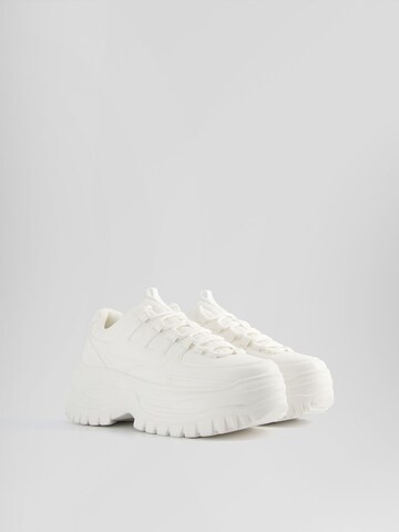 Baskets basses Bershka en blanc