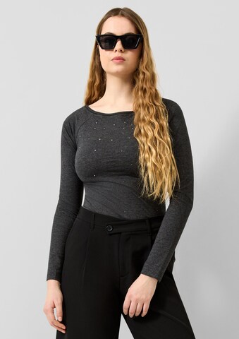 T-shirt QS en gris : devant