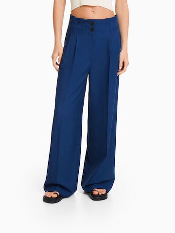 Bershka Wide leg Pleat-front trousers in Blue: front