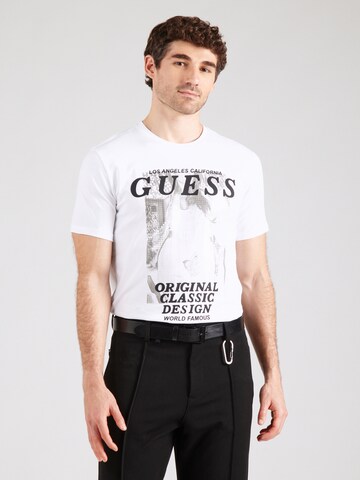 Tricou de la GUESS pe alb: față