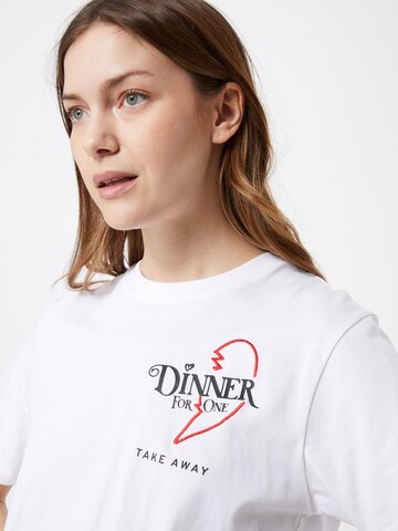 Tricou 'DINNER FOR ONE' de la IN PRIVATE Studio pe alb