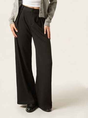 CALZEDONIA Wide Leg Bundfaltenhose in Schwarz