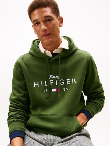 TOMMY HILFIGER Sweatshirt 'BRAND LOVE' in Grün