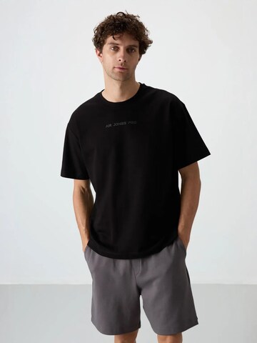 Tommy Life T-Shirts in Schwarz: Vorderseite