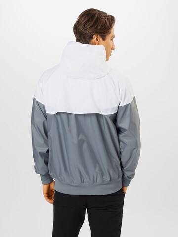 Nike Sportswear Демисезонная куртка 'Heritage Essentials' в Серый