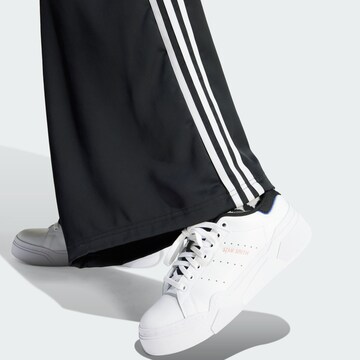 ADIDAS ORIGINALS Loosefit Housut värissä musta