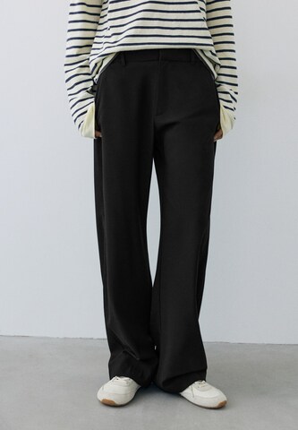 Pull&Bear Wide leg Trousers in Black: front