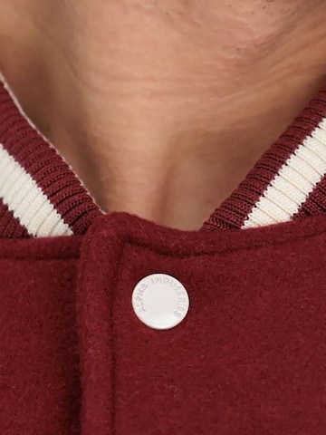 ALPHA INDUSTRIES Overgangsjakke 'Varsity Air Force' i rød