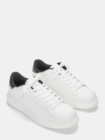Sneaker bassa di Pull&Bear in bianco