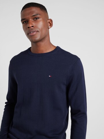 TOMMY HILFIGER Svetr 'ESSENTIAL' – modrá