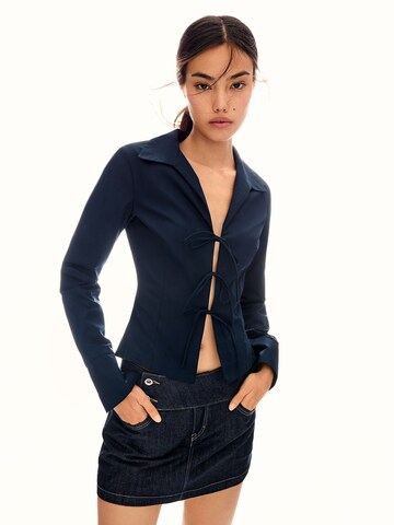 Bershka Блуза в синьо: отпред