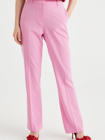 Regular Pantalon à plis WE Fashion en rose : devant