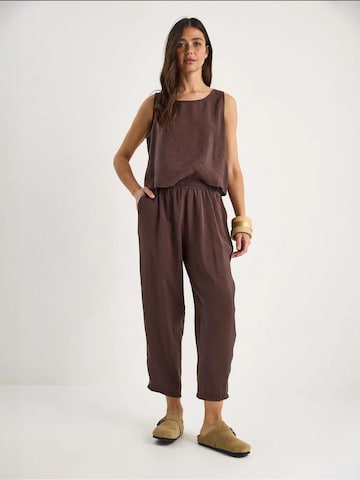 Completo pantalone di Bianco Lucci in marrone: frontale