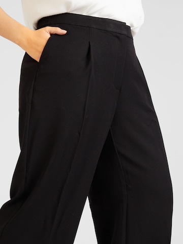 Vero Moda Curve Loosefit Παντελόνι με τσάκιση 'ISABEL' σε μαύρο