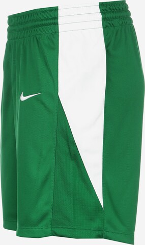 NIKE Regular Sportshorts in Grün