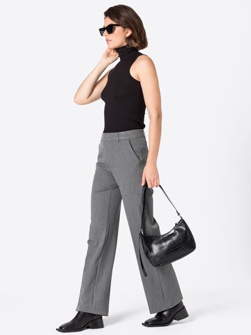 Regular Pantalon à plis mbym en gris