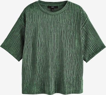 Tricou de la Next pe verde: față