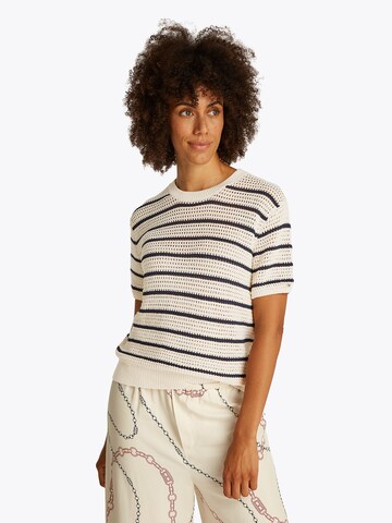 TOMMY HILFIGER Sweater in White: front