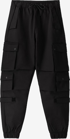 Bershka Tapered Cargobroek in Zwart: voorkant