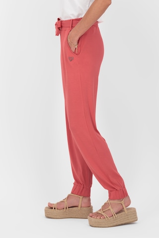 Tapered Pantaloni 'AliceAK A' di alife & kickin in rosa