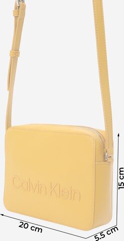 Calvin Klein - Bolso de hombro en amarillo