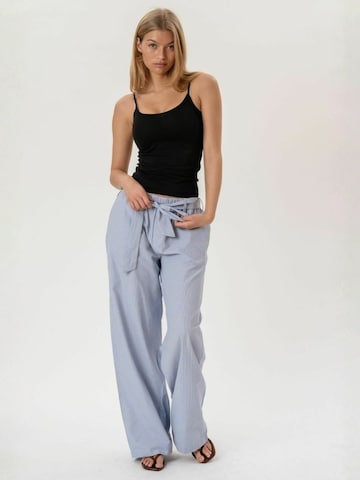 It's May - Top ' Tank ' en negro