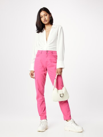 PIECES Tapered Jeans 'KESIA' in Pink