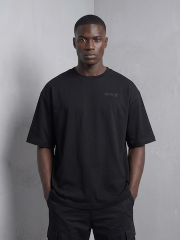 QWX2 Shirt 'Watch Me' in Zwart: voorkant