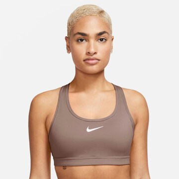 NIKE Bustier Sport bh 'Swoosh' in Bruin: voorkant