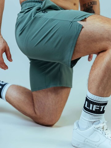 Coupe slim Pantalon de sport 'Raw Gym Shorts - Short Cut' Lifters en vert