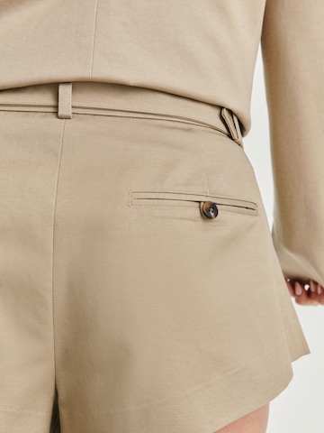 WÔNE STUDIOS Loosefit Παντελόνι πλισέ σε μπεζ
