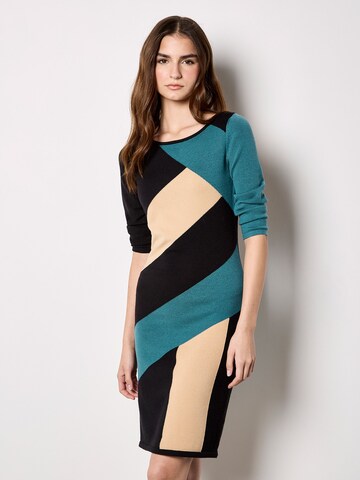 Apricot Panel Stripe Knitted Dress ' ' in Blau: Vorderseite