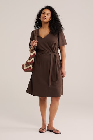 Rochie de la WE Fashion pe maro