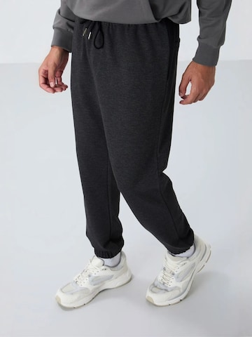 Tommy Life Tapered Workout Pants 'Jogginghose' in Grey