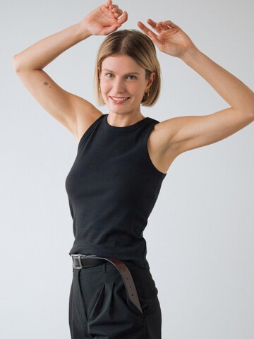 Top di Honest Basics in nero: frontale