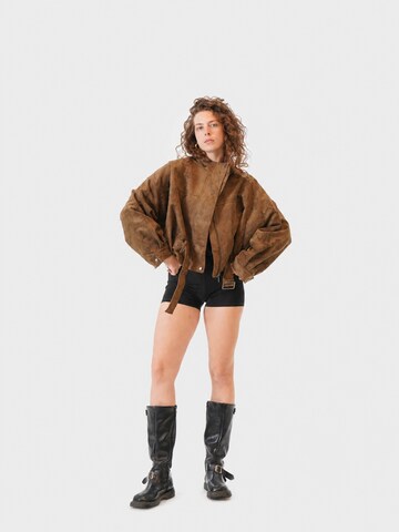 Veste mi-saison 'Vintage Cropped Suede Jacket with Belt' yoligex en marron