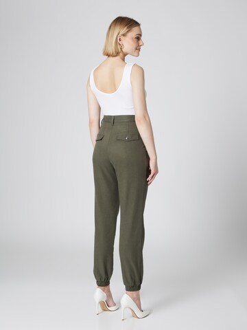 Guido Maria Kretschmer Women - Tapered Calças com pregas 'Nicola' em verde: atrás