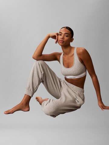 Effilé Pantalon Calvin Klein en gris