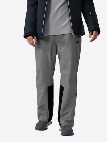 4F Štandardný strih Outdoorové nohavice - Sivá: predná strana