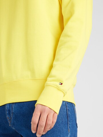 TOMMY HILFIGERSweater majica 'ARCHED VARSITY' - žuta boja