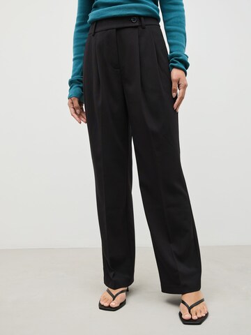 Next Loose fit Pleat-Front Pants in Black: front