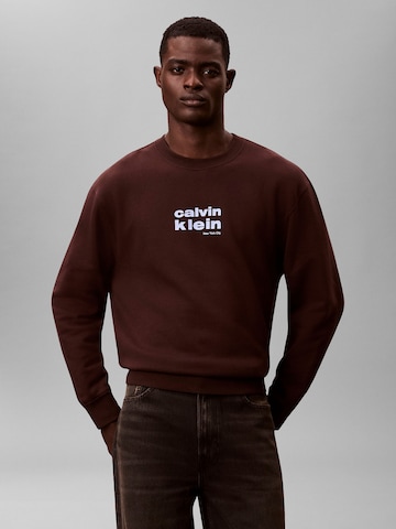 Calvin Klein Μπλούζα φούτερ σε καφέ: μπροστά