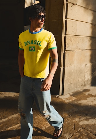 Tricou 'MUNDIAL' de la Bershka pe galben